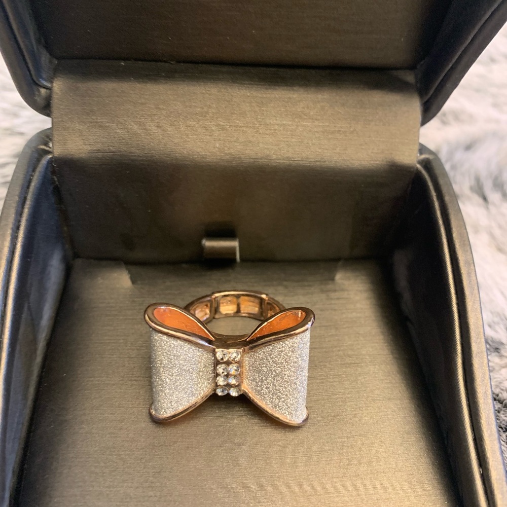 VINTAGE GUESS WHITE BOW RING. ONE SIZE FITS ALL! - Picture 4 of 6